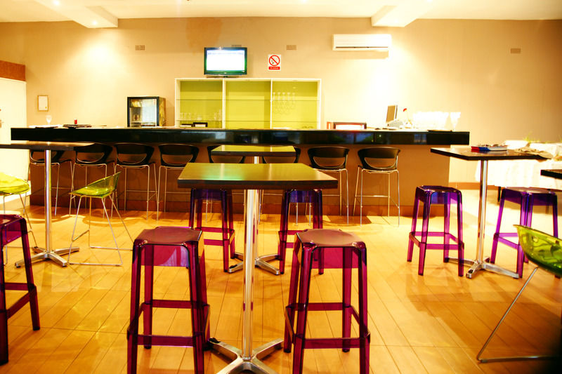 Kadoma Hotel & Conference Centre Екстер'єр фото